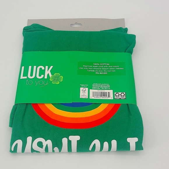 St Patrick's Day "Kiss Me I'm Irish" Green Shamrock Rainbow T-shirt - Picture 4 of 6